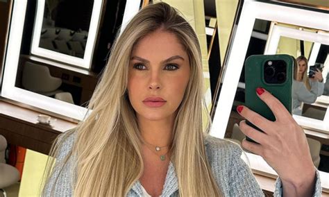 de calcinha no espelho|Bárbara Evans posa só de calcinha e mostra o corpo após